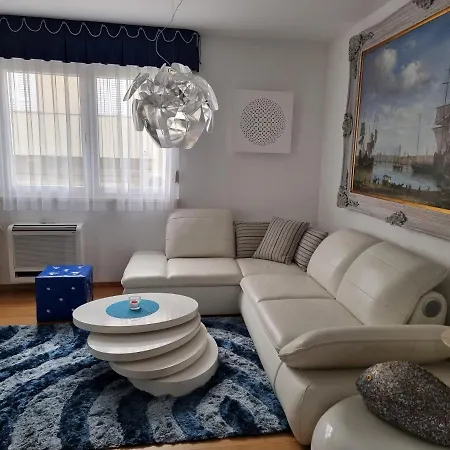 Charming Apartment, 2 Garage Parking شقة