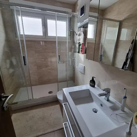 Charming Apartment, 2 Garage Parking * سبليت