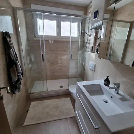 Charming Apartment, 2 Garage Parking * سبليت