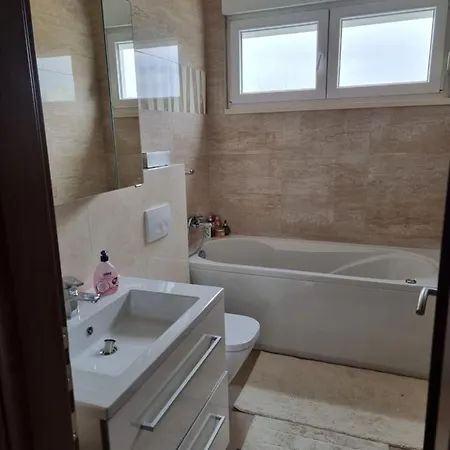 Charming Apartment, 2 Garage Parking * سبليت