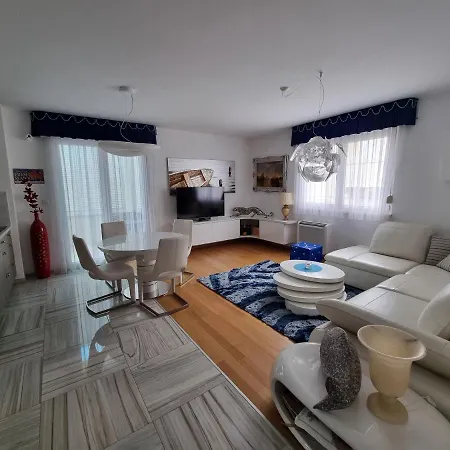 Charming Apartment, 2 Garage Parking Apartment Split